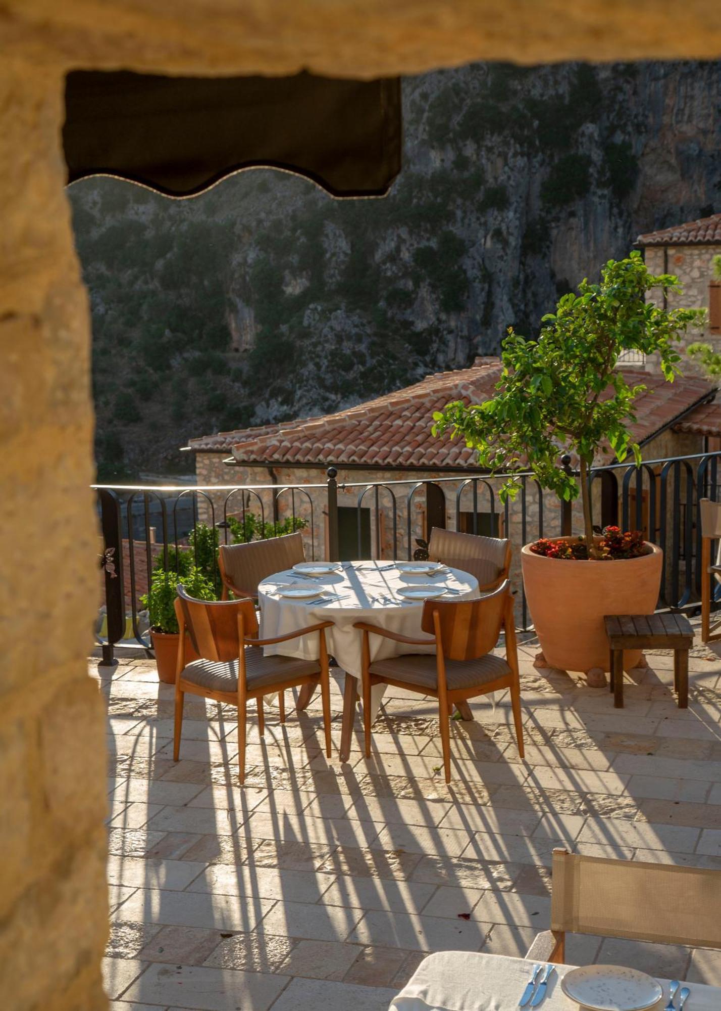 Hotel Zoe Hora Dhërmi Esterno foto